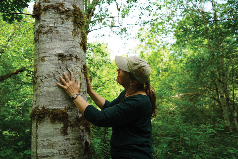 Sarah Spaeth and Bear Marks on a Tree. Photo by Jessica Plumb.