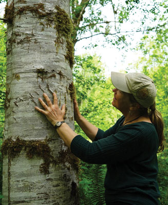 Photo of Sarah Spaeth and tree with bear claw marks. Photo by Jessica Plumb.